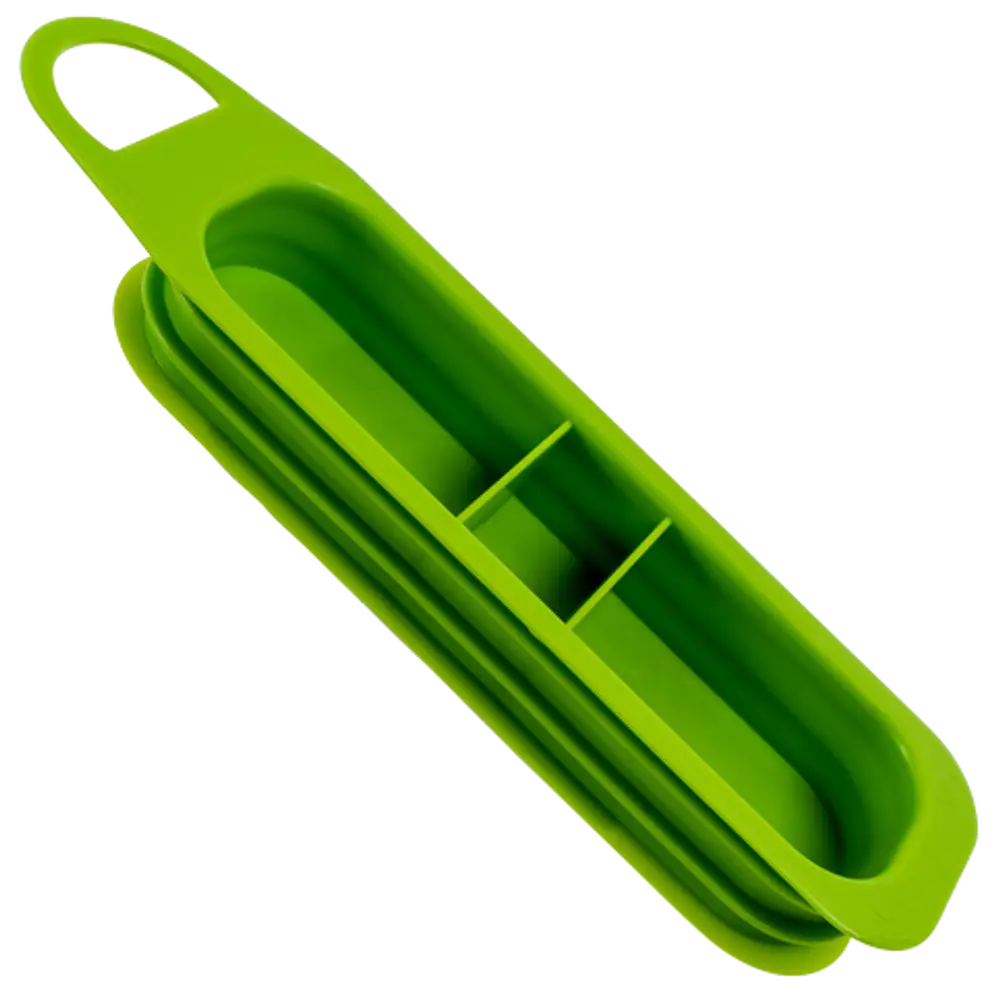 Grüne Silikonform mit zwei Fächern, geeignet für das Formen von Lebensmitteln. Das Produkt ist von der Marke Wolf und hat eine praktische Griffmulde.